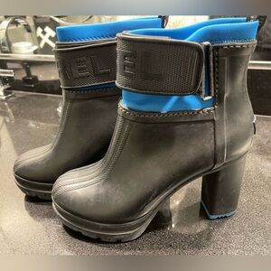 7 Sorel Stylish Black and Blue Chunky Heel Ankle Boots rubber/neoprene